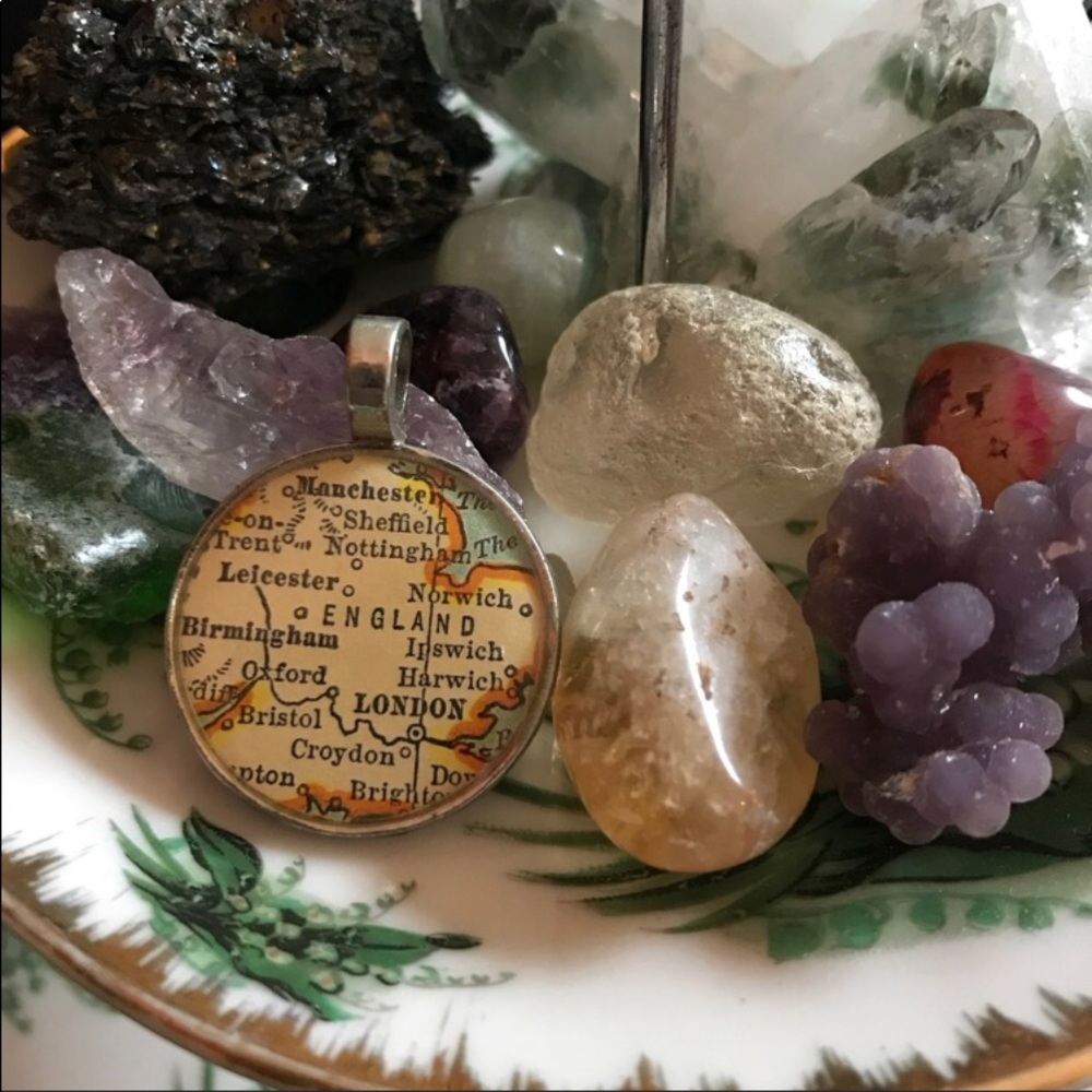 HANDMADE LONDON MAP PENDANT - Picture 1 of 2